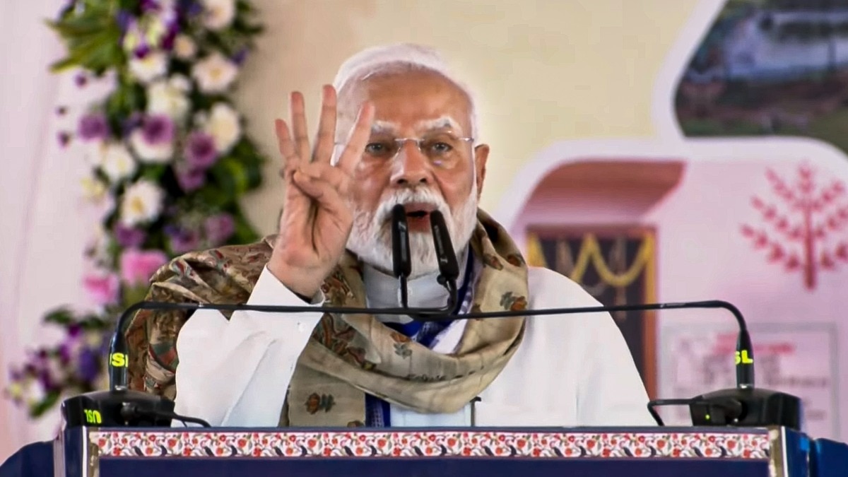 पीएम मोदी ने मोतिहारी के गांधी मैदान में एक जनसभा को भी संबोधित किया. (Photo: PTI)