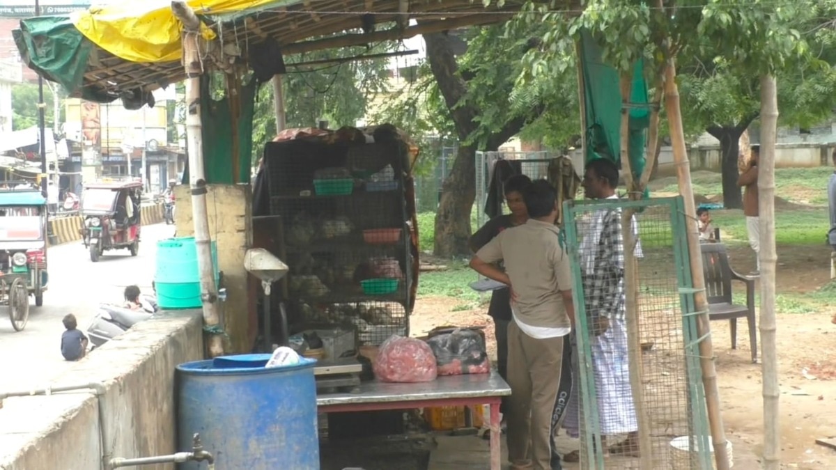 प्रतिबंध के बावजूद दुकानें खुलीं  (Photo: Roushan Jaiswal/ITG).