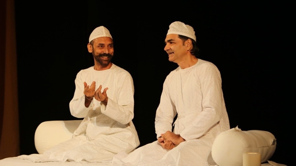 दास्तान-ए-राजकपूर की प्रस्तुति देते दास्तानगो, यह दास्तान काफी चर्चित रही है