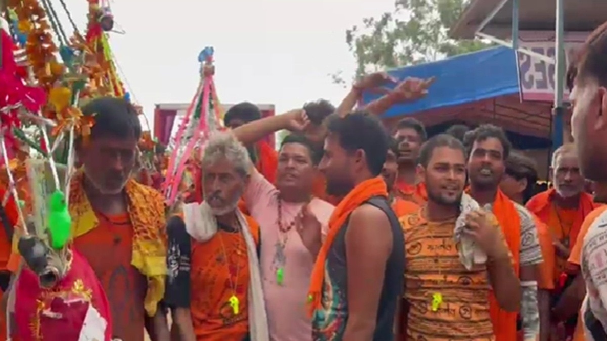 घटना के बाद हाइवे पर जाम लगाकर विरोध प्रदर्शन करते कांवड़िए.  (Photo: Screengrab)