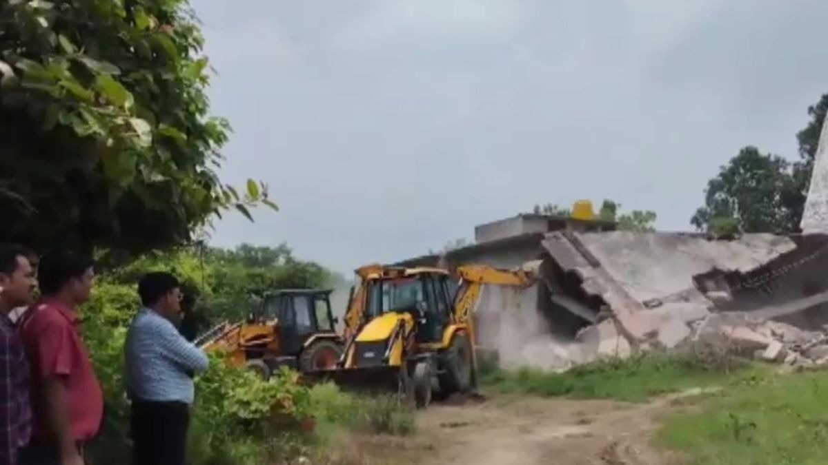 हत्या के आरोपी के घर पर चला बुलडोजर. (Photo: ITG)
