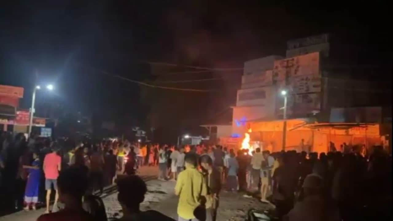 छेड़छाड़ के आरोप में भारी बवाल, दुकानों में तोड़फोड़ और आगजनी से तनाव छेड़छाड़ के आरोप में भारी बवाल, दुकानों में तोड़फोड़ और आगजनी से तनाव