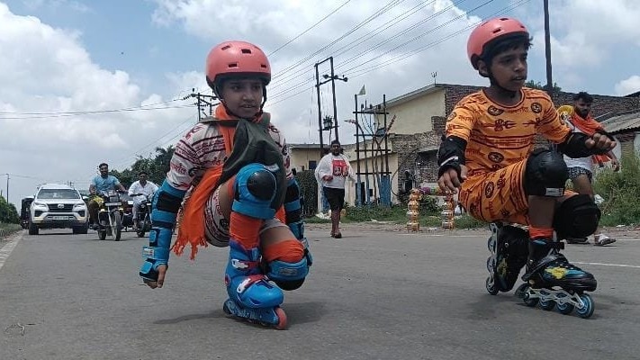 गंगाजल ला रहे 9 और 11 साल के भाई-बहन (Photo: Sandeep Saini/ITG)