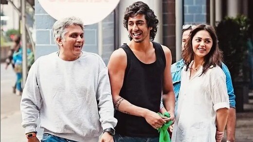 अहान पांडे और अनीत पड्डा फिल्म डायरेक्टर मोहित सूरी के साथ (Photo: Instagram @aneetedits)