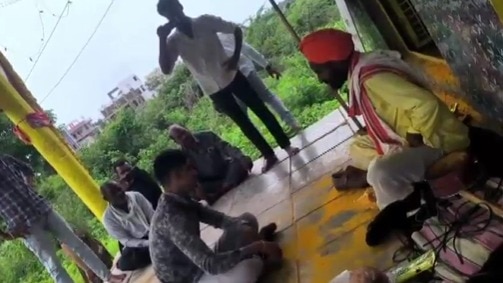 शिकायत के बाद बाबा अपने अनुयायियों सहित फरार हो गए (Photo: Israruddin Chishty/ITG)