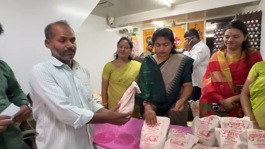 हर पंजीकृत व्यक्ति को एक किलो चिकन मुफ्त में दिया गया. (Photo: facebook.com/DhananjayRajaramJadhav)