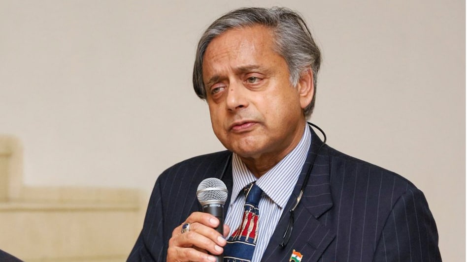 शशि थरूर को लेकर कांग्रेस नेता के. मुरलीधरन ने तीखा बयान दिया है (File Photo: PTI)