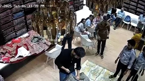 युवती के मंगेतर ने चाकू से लहंगा फाड़ा(Photo: Screengrab)