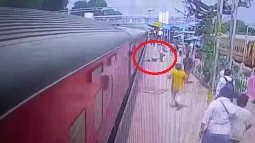 बैंगलोर से जयपुर जा रही छात्रा प्लेटफॉर्म पर फिसल गई (Photo: Screengrab).