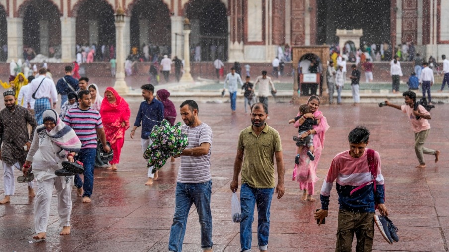 दिल्ली में आज भी बारिश के आसार हैं.