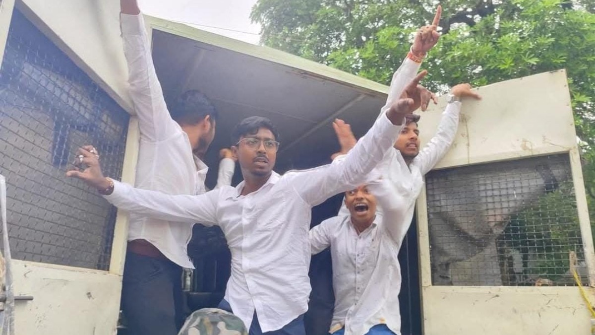 कांग्रेस के छात्र संगठन के अध्यक्ष की गिरफ्तारी के बाद प्रदर्शन करते उनके समर्थक.