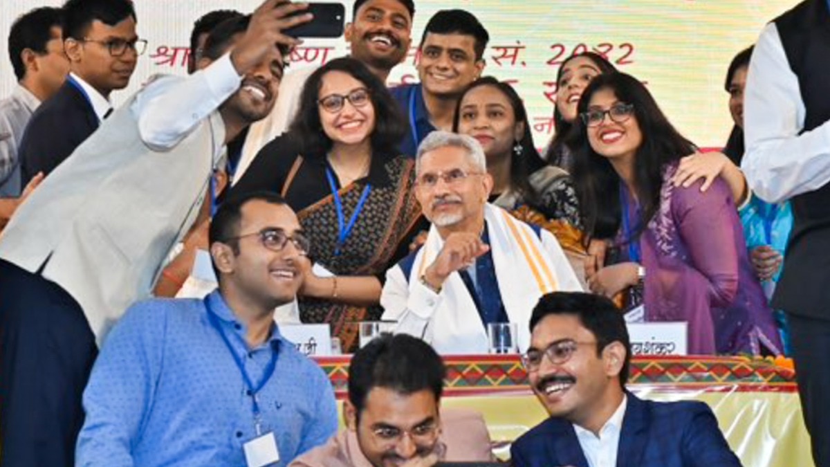 सिविल सेवा के लिए चयनित नए बैच के उम्मीदवारों के साथ विदेश मंत्री. (Photo: PTI)