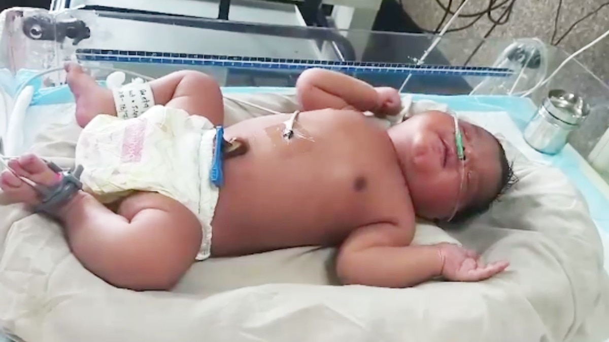 मां और बच्चा दोनों पूरी तरह सुरक्षित.(Photo: Screengrab)