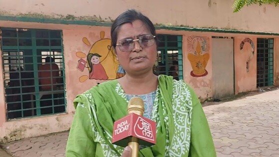 स्कूल मर्जर के बाद दूरी वजह से चंदौली में छात्र पेयरिंग स्कूल में नहीं जाना चाहते. (Photo: ITG)