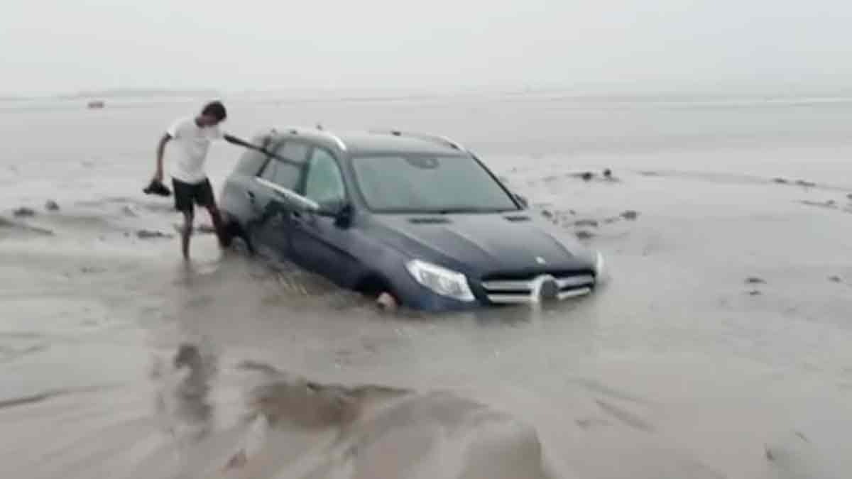 स्टंटबाजी के दौरान दलदल में फंसी मर्सिडीज (Photo: Screengrab)