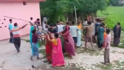पूरे परिवार को लाठियों से पीटा.(Photo: Screengrab)