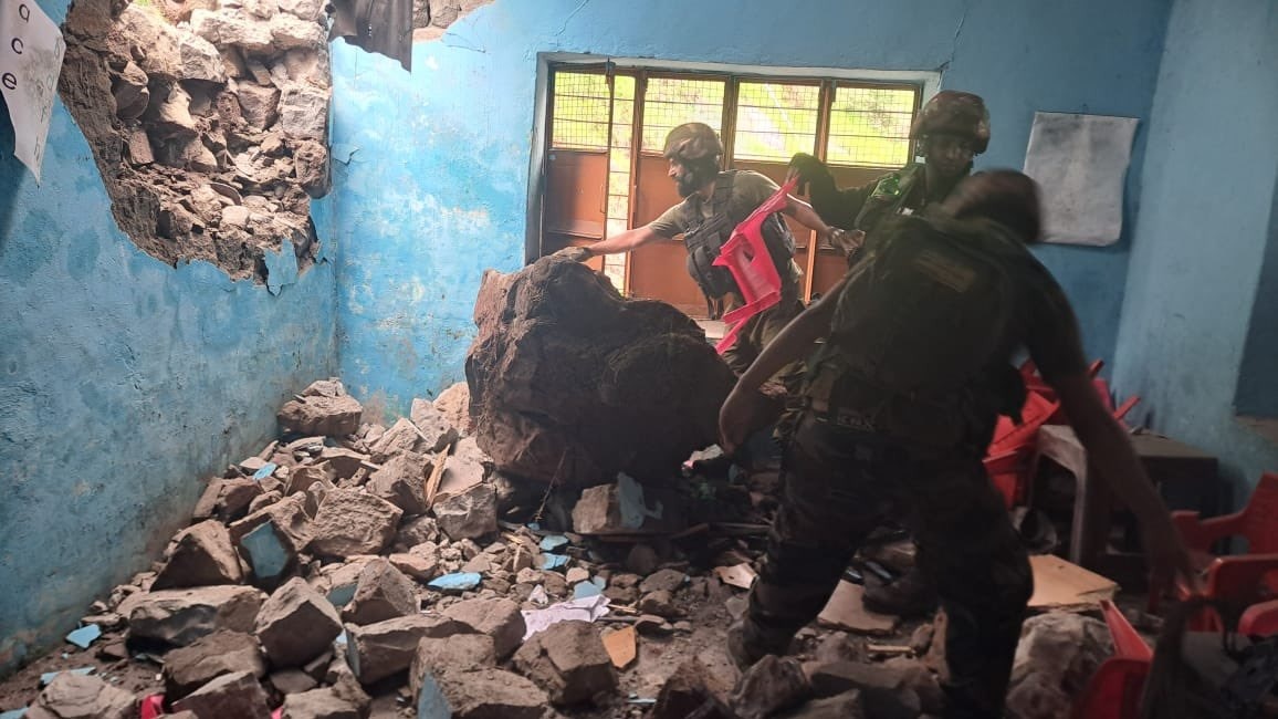 पुंछ में स्कूल पर गिरी चट्टान (Photo: X/@Whiteknight_IA)