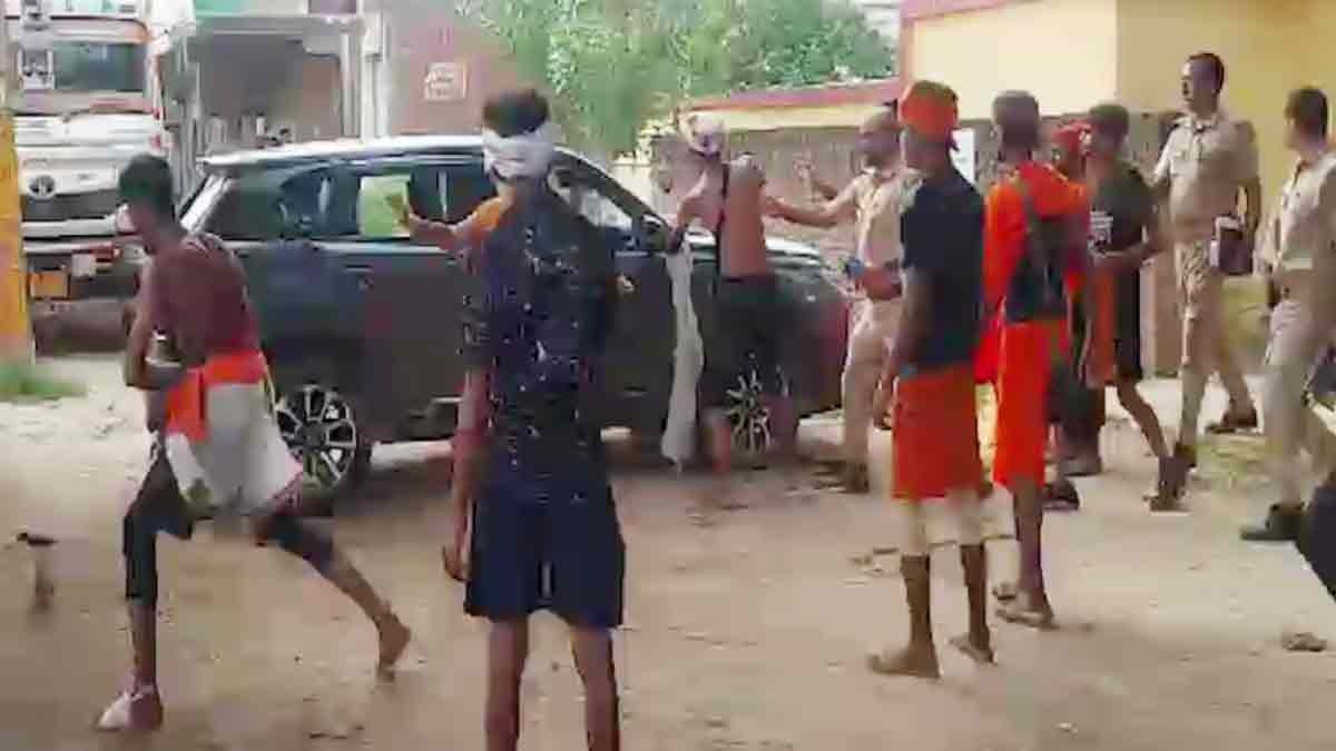 कांवड़ियों ने कार में की तोड़फोड़ और एक युवक को पीटा (Photo: Screengrab) 