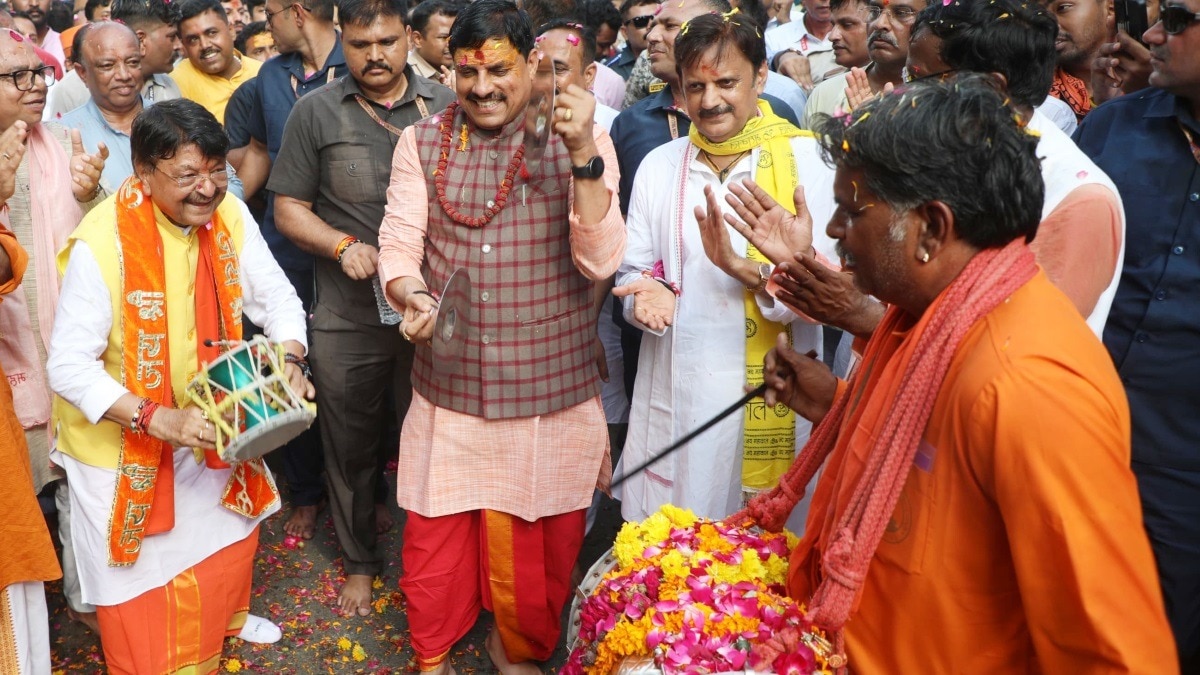 मोहन ने मंजीरा तो कैलाश ने बजाया डमरू. 