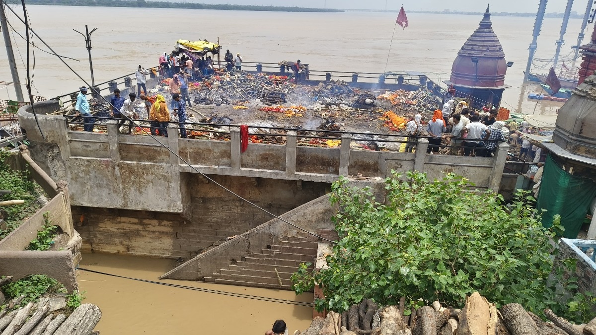  चिताएं अब छतों पर जलाई जा रही हैं.(Photo: Roshan Jaiswal/ITG)