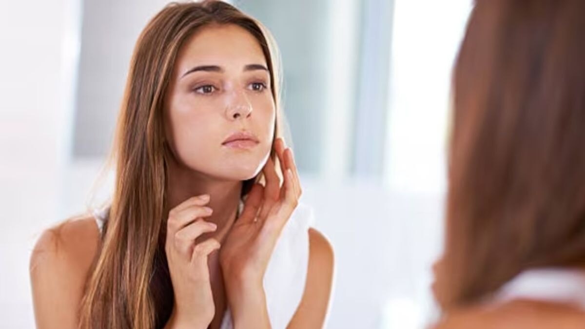 पिगमेंटेशन यानी कुछ जगह स्किन का अलग कलर हो जाना.