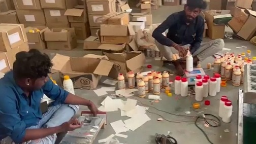  एक्सपायरी कीटनाशकों को नई बोतलों में भरते.(Photo: Screengrab)