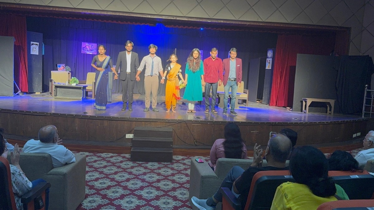 आलोक शुक्ला के नाटक अजीब दास्तान- एक अनकही कहानी का हिंदी कला भवन गाजियाबाद में मंचन हुआ. (Photo: ITG)