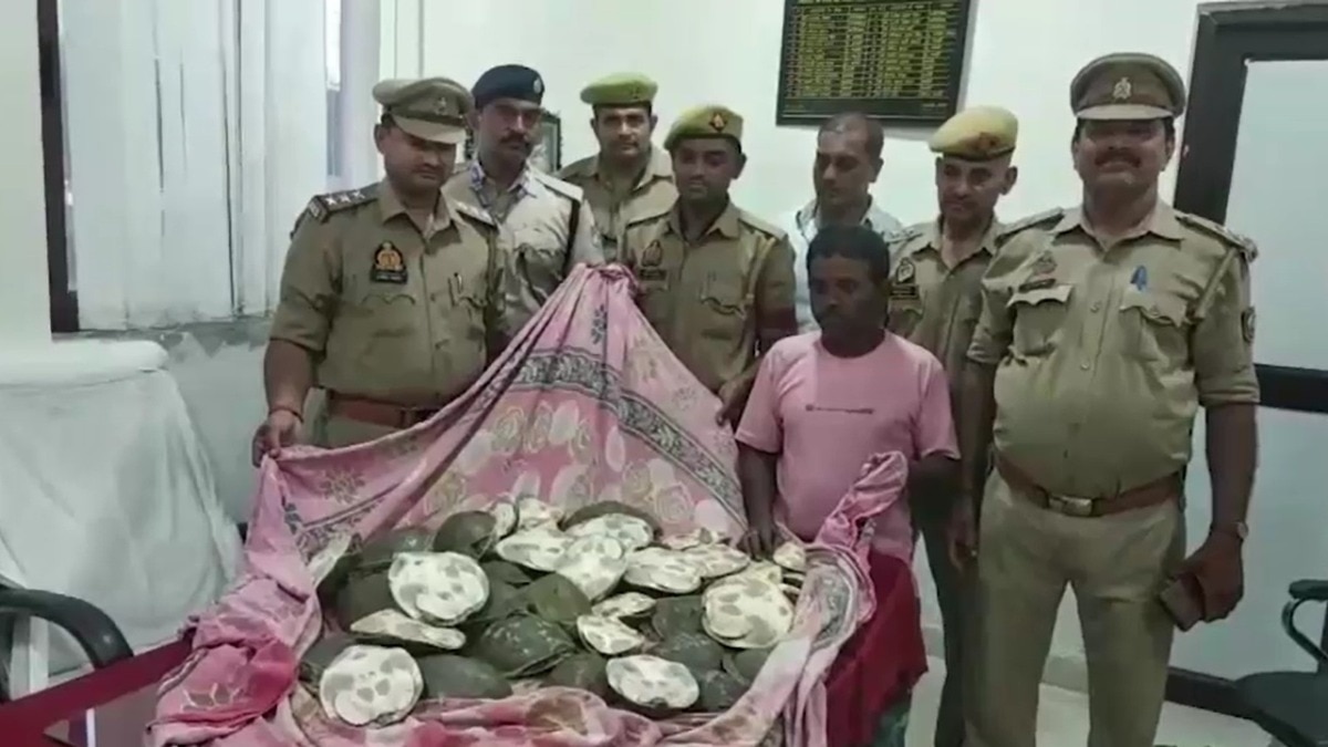 वाराणसी जीआरपी की गिरफ्त में 48 कछुओं के साथ पकड़ा गया तस्कर. (Photo: Screengrab)