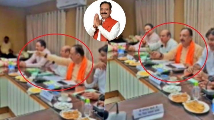 अधिकारी को पैसे देते BJP विधायक राजीव गुम्बर  (Photo- Screengrab) 