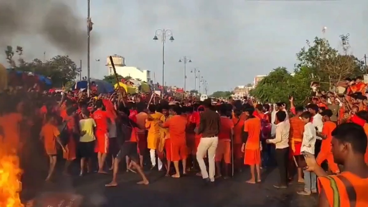 Clash between Kanwadis and locals in Basti (Photo- Screengrab)