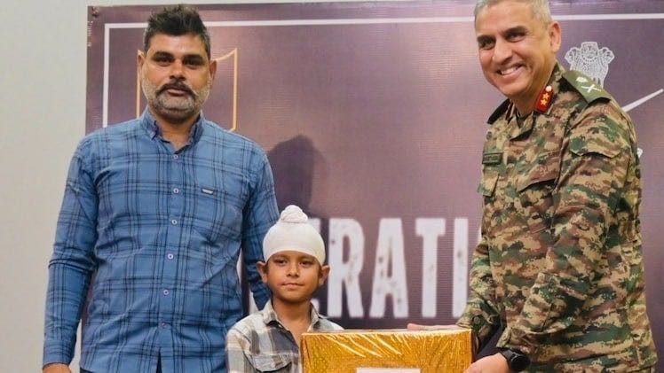 ऑपरेशन सिंदूर के दौरान श्रवण सिंह रोजाना अपने घर से ठंडा पानी, दूध, चाय, लस्सी और बर्फ जवानों के पास पहुंचाते थे. ( Photo: ITG)