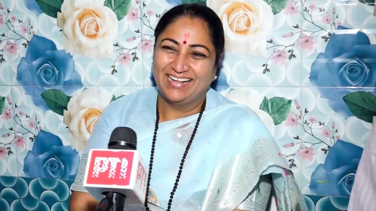 दिल्ली सरकार ने फैसला लिया है कि कक्षा 10वीं में अच्छा प्रदर्शन करने वाले छात्रों को लैपटॉप वितरित किए जाएंगे. (Photo: PTI)