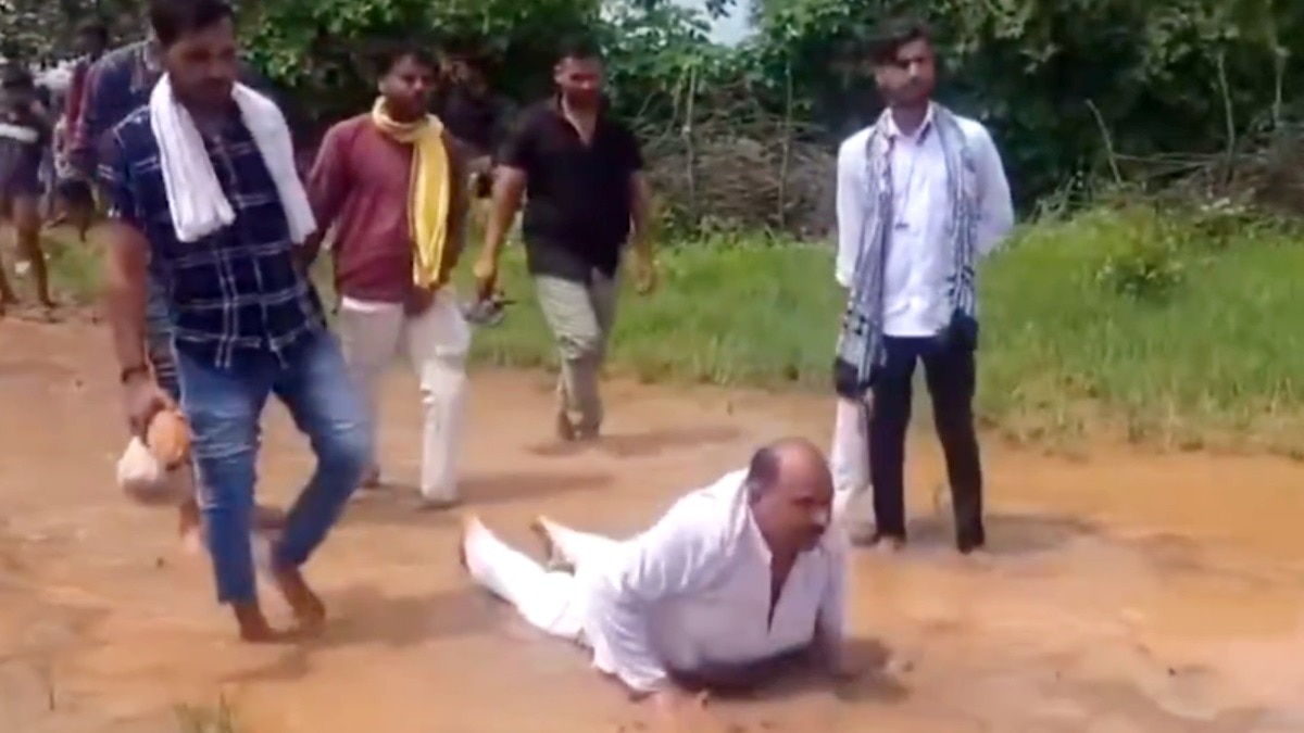 कीचड़ में दंडवत लगाते कांग्रेसी नेता.(Photo:Screengrab)