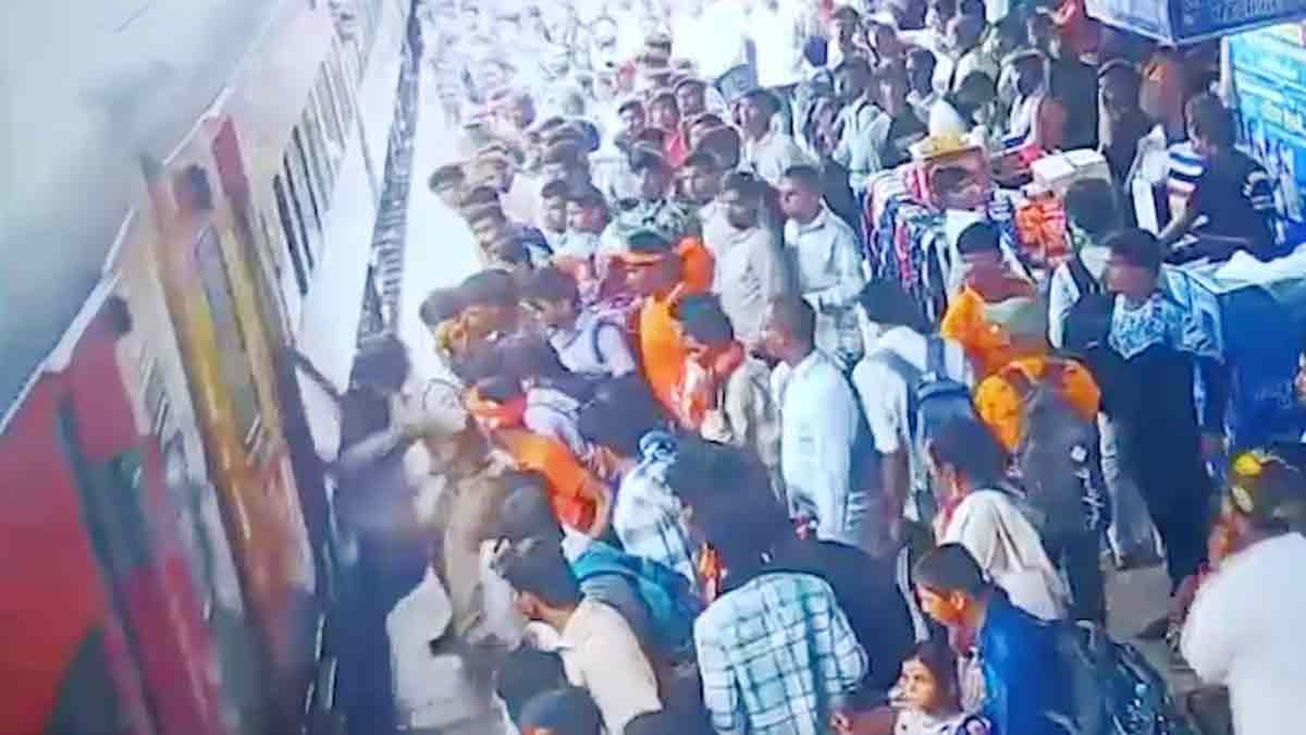  RPF jawan saved the life of a passenger