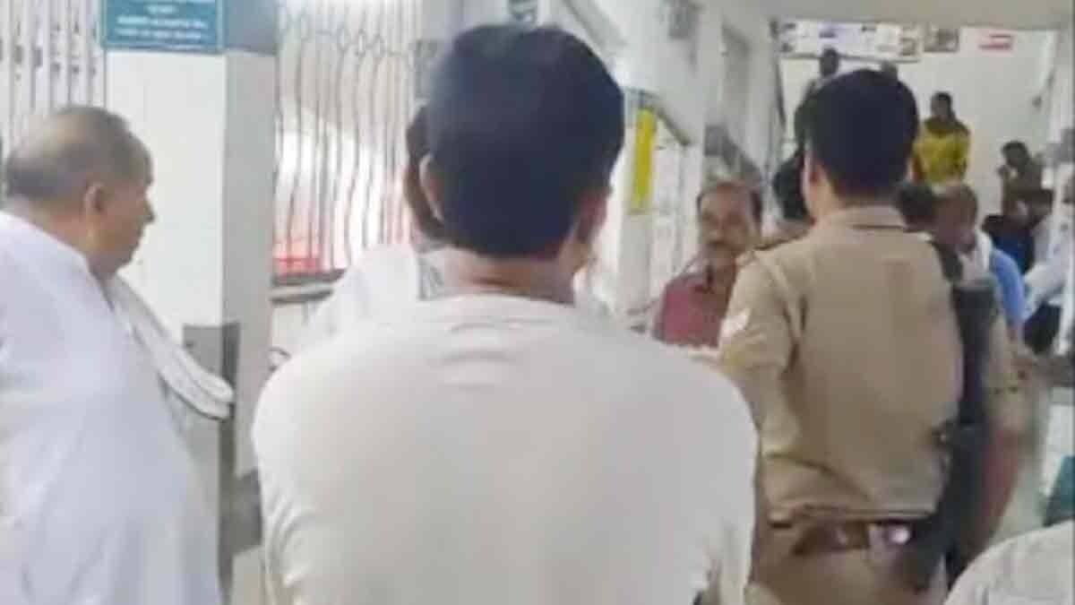 पुरानी रंजिश में युवक को गोली मारी (Photo: Screengrab)