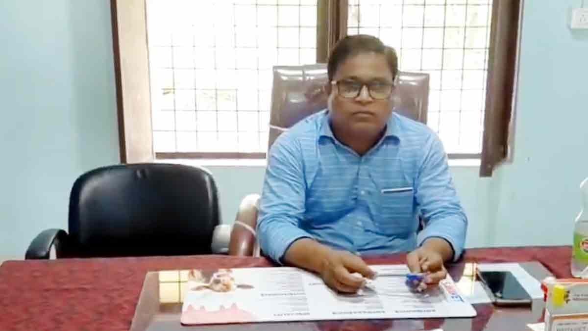 झांसी में दो अफसर, एक कुर्सी और एक टेबल पर विवाद  (Photo: Screengrab) 