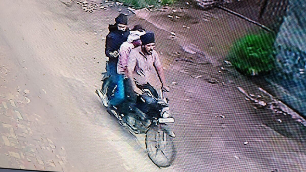 बाइक पर सवार तीनों हमलावर.(Photo: Prem Kumar Passi/ITG)