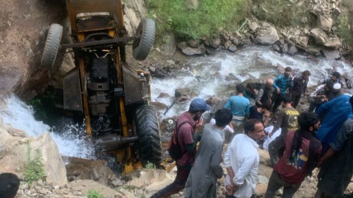 लुढ़कते हुए खाई में गिरा बुलडोजर. (Photo: ITG)