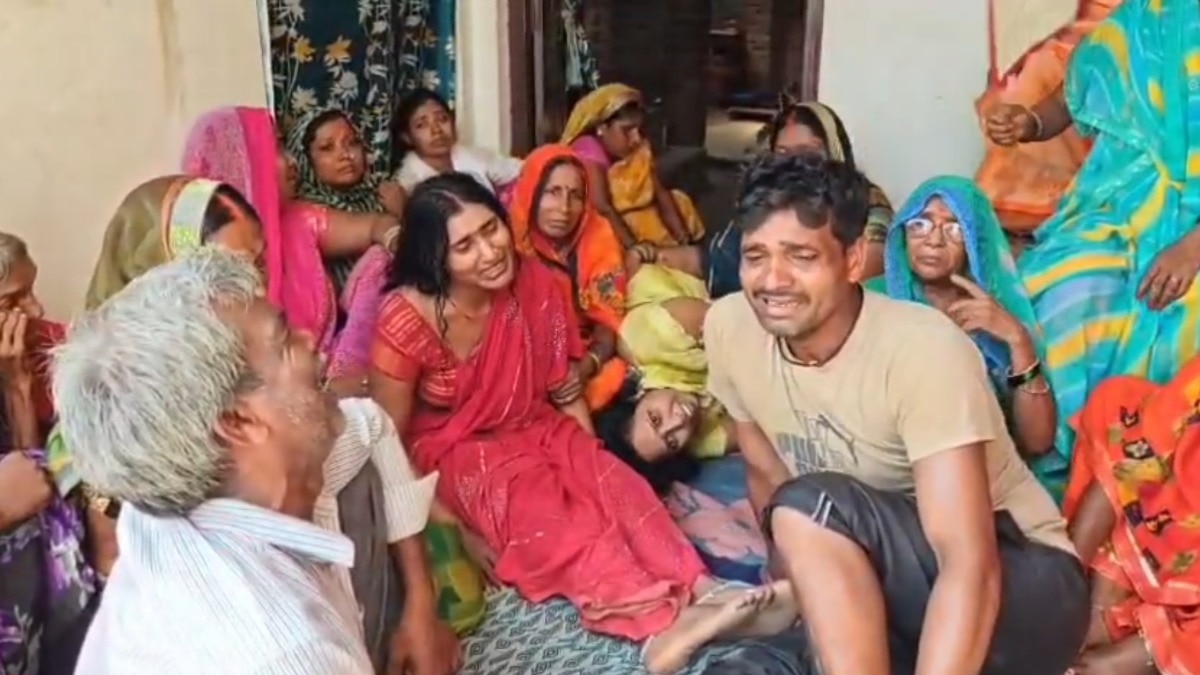 बच्चे की मौत से गम में डूबा परिवार और रोते- बिलखते परिजन.  (Photo: Santosh Singh/ITG)