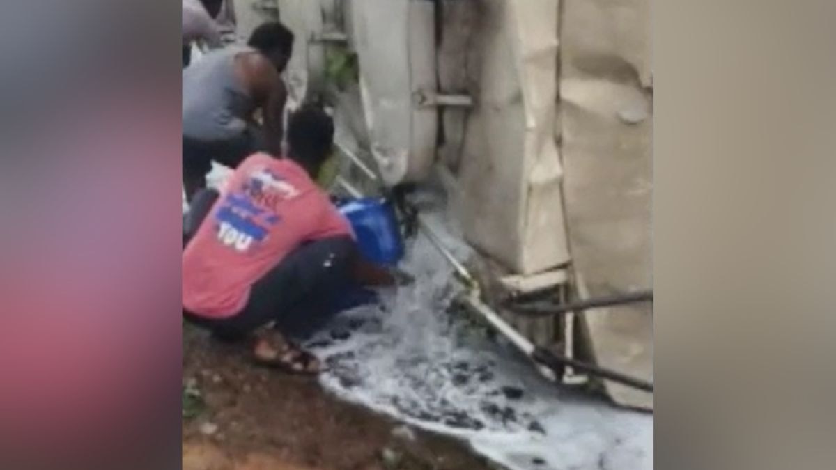 टैंकर से डीजल भरने की मची होड़. (Photo: Screengrab)