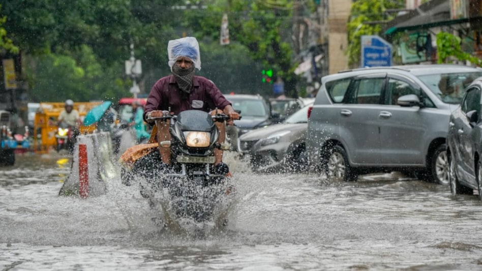 Delhi-NCR Weather: दिल्ली-नोएडा समेत NCR में भारी बारिश, सड़कों पर भरा पानी, मुंबई भी खूब भीगी - Heavy rain in Delhi NCR waterlogging at many places traffic jam on the roads IMD