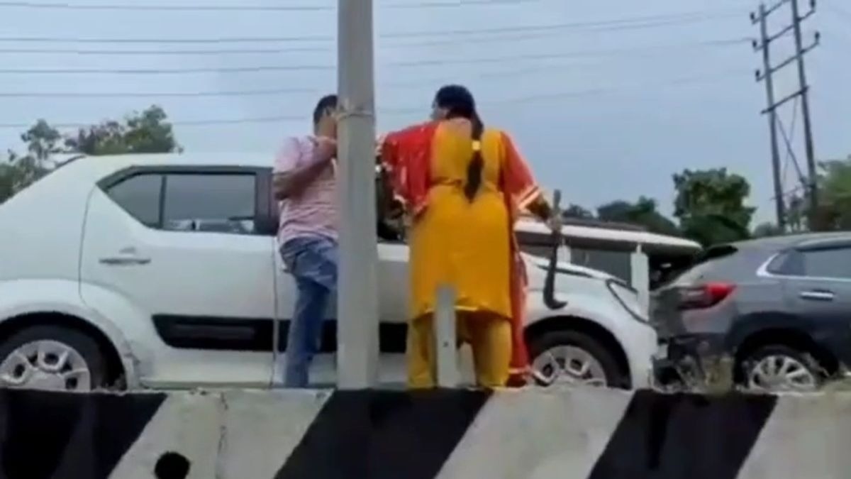 धारदार हथियार लेकर महिला ने युवक को धमकाया. (Photo: Screengrab)