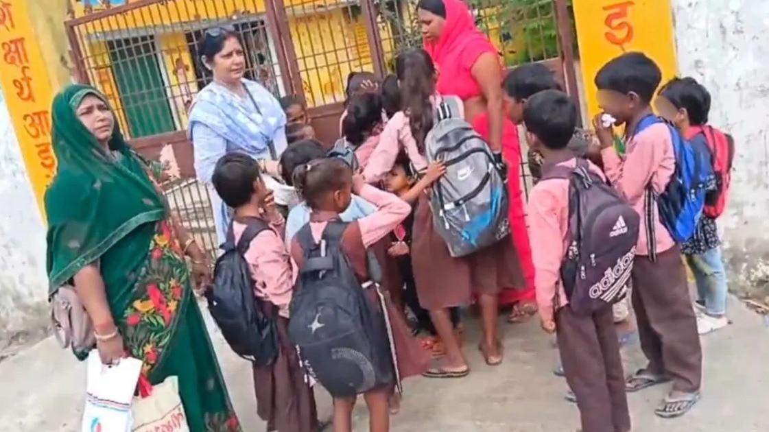 video of children crying over school merger was made Maharajganj (Photo- Screengrab)