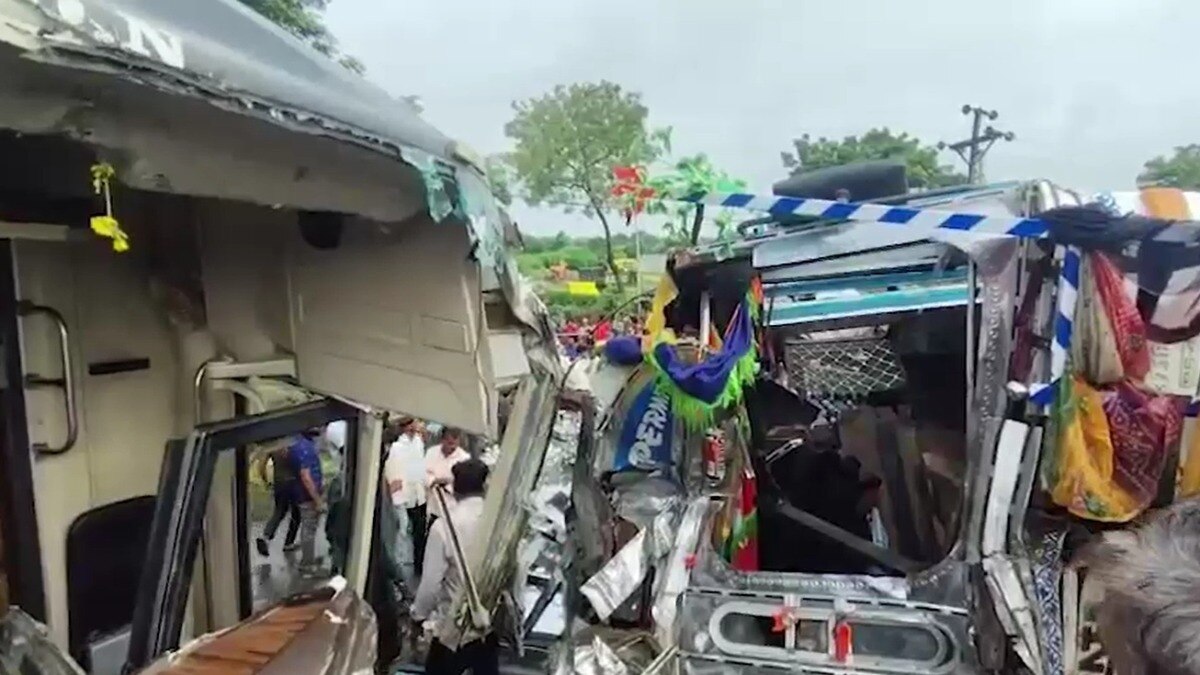 टक्कर के बाद बस और ट्रक के उड़े परखच्चे. (Photo: Screengrab)