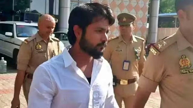 गोरखपुर पुलिस की गिरफ्त में आरोपी युवक (Photo: Screengrab)