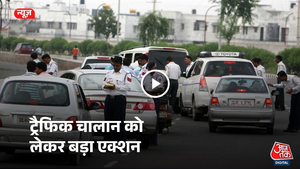गाड़ियां चेक करती ट्रैफिक पुलिस