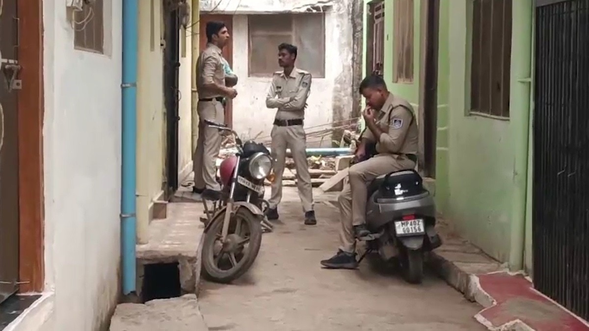 गंजबासौदा में डबल मर्डर के बाद मौके पर तैनात पुलिस.