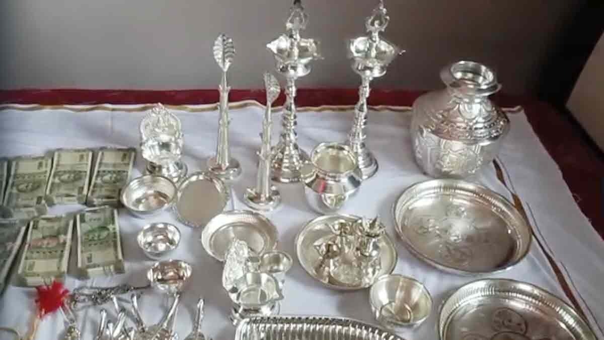  टैक्स अधिकारी के घर से मिली भारी दौलत (Photo: Screengrab)