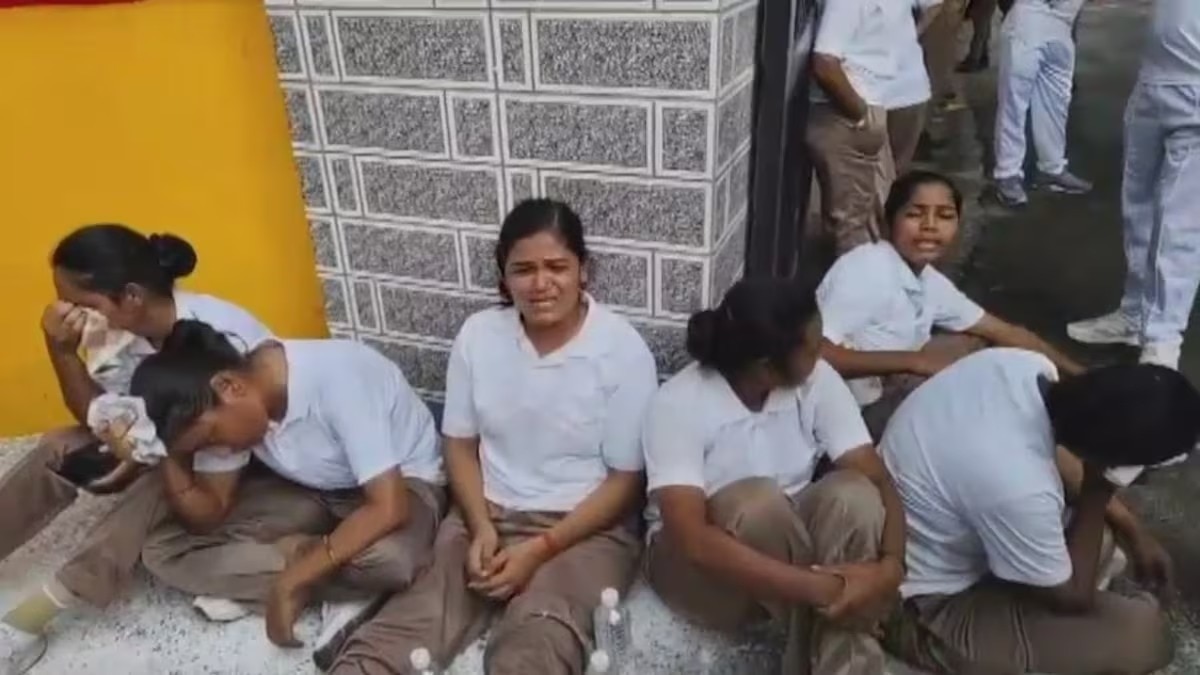 गोरखपुर में ट्रेनिंग ले रहीं महिला सिपाहियों ने रोत हुए कई समस्याएं बताई- (Photo: Screengrab)