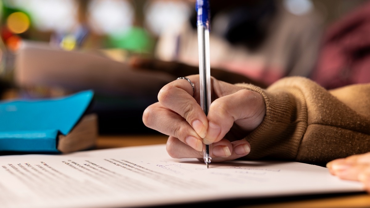 उत्तर प्रदेश में TGT परीक्षा को लेकर एक फेक नोटिस सोशल मीडिया पर वायरल हो रहा है.(Photo: Freepik)